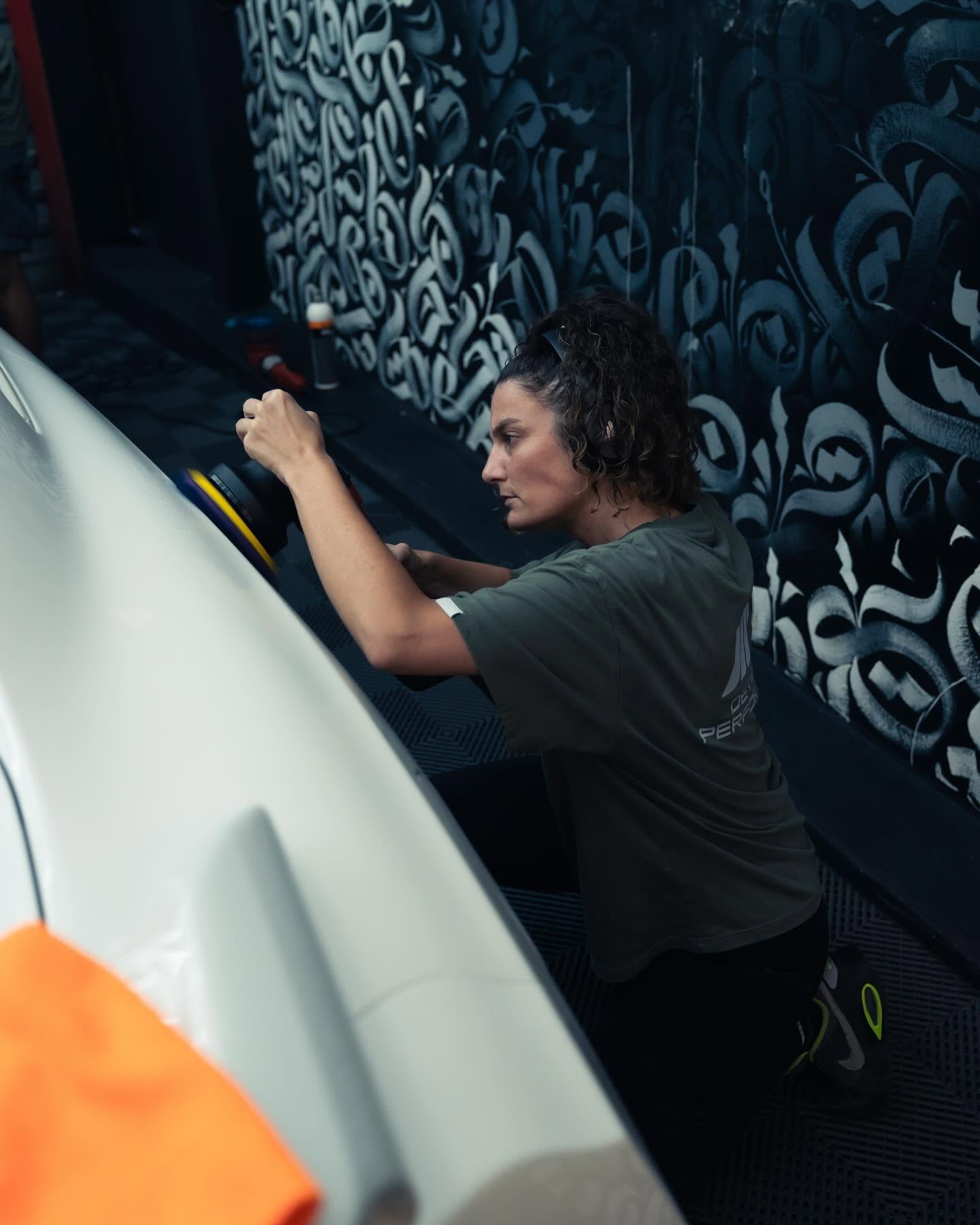 Technicienne au polissage carrosserie