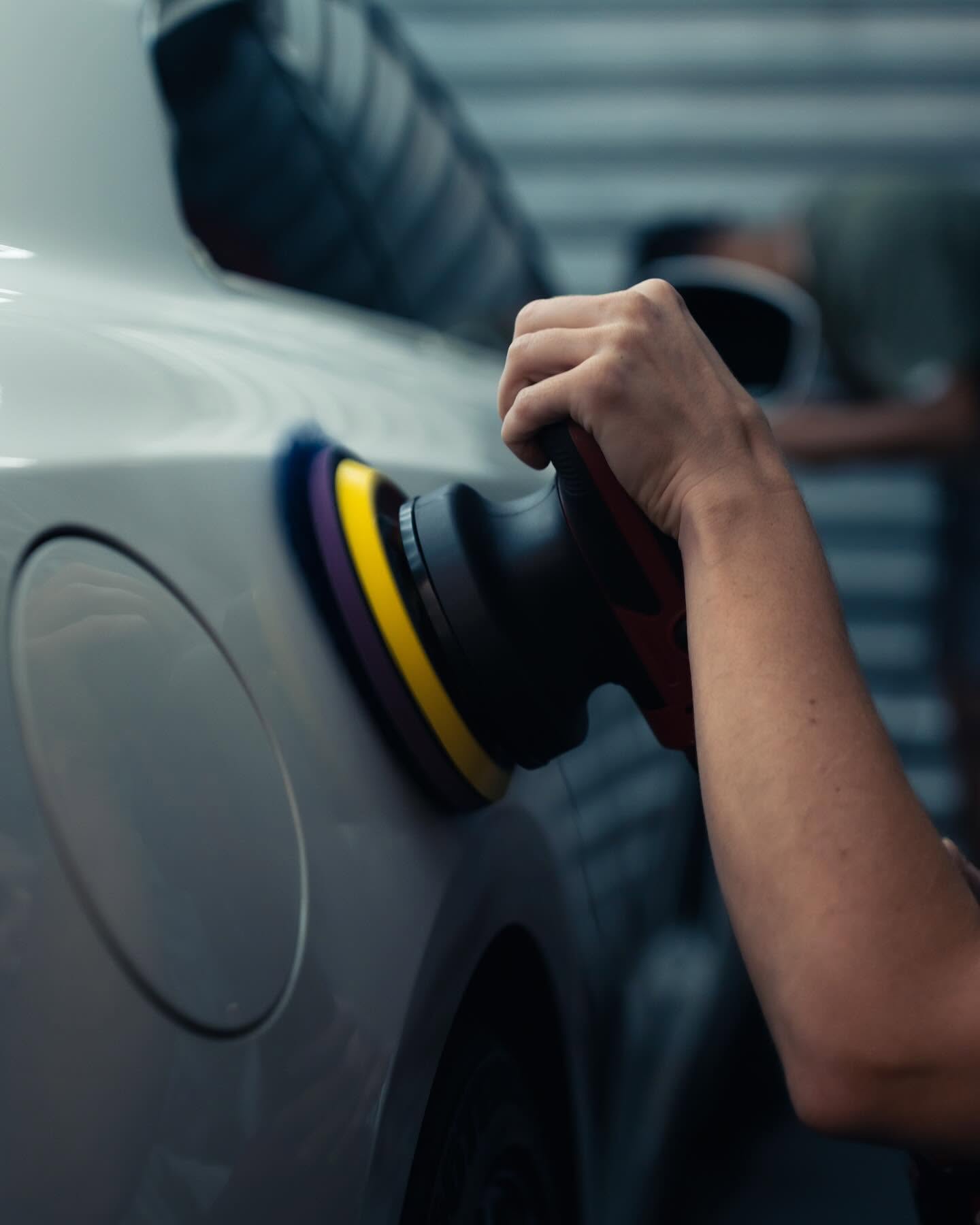 Détail machine à polir sur carrosserie