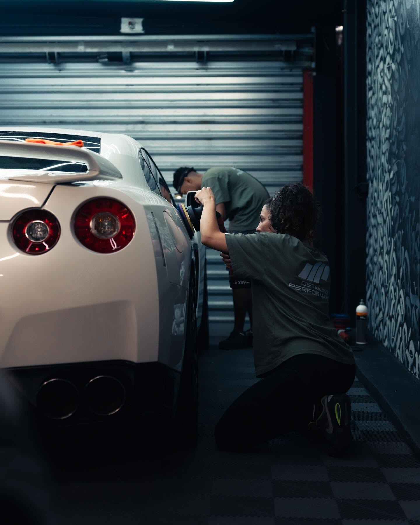 Équipe Detailing Performance en atelier sur Nissan GT-R